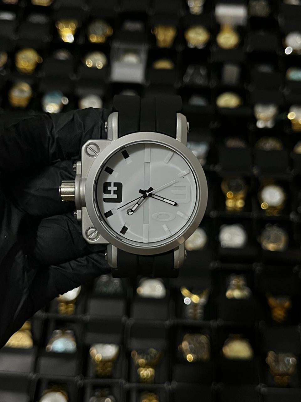 OAK GOMA/NEGRO TABLERO/NEGRO/BLANCO/# BISEL/PLATEADO