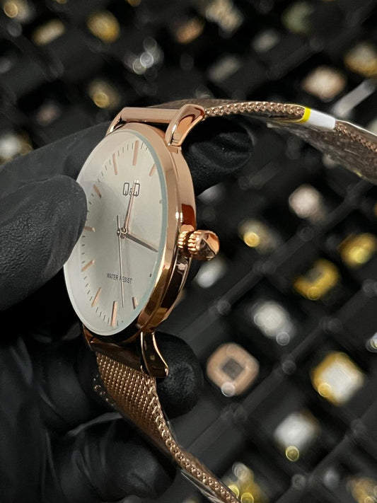 Q&Q ACERO/ORO ROSA/TRENZADO TABLERO/BLANCO BISEL/PLATEADO