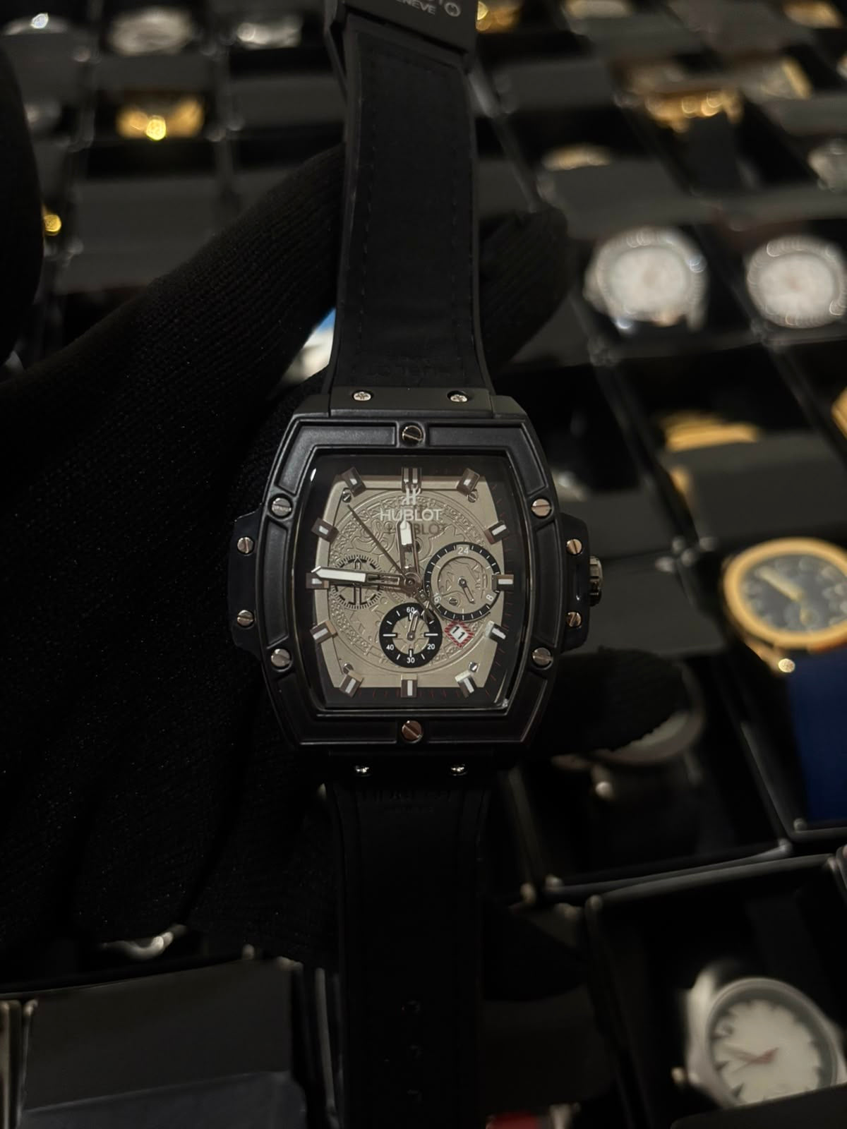 Hblt crono cuadrado negro fondo gris