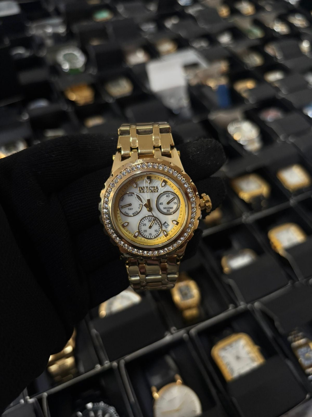 Invic dama acero dorado fondo blanco