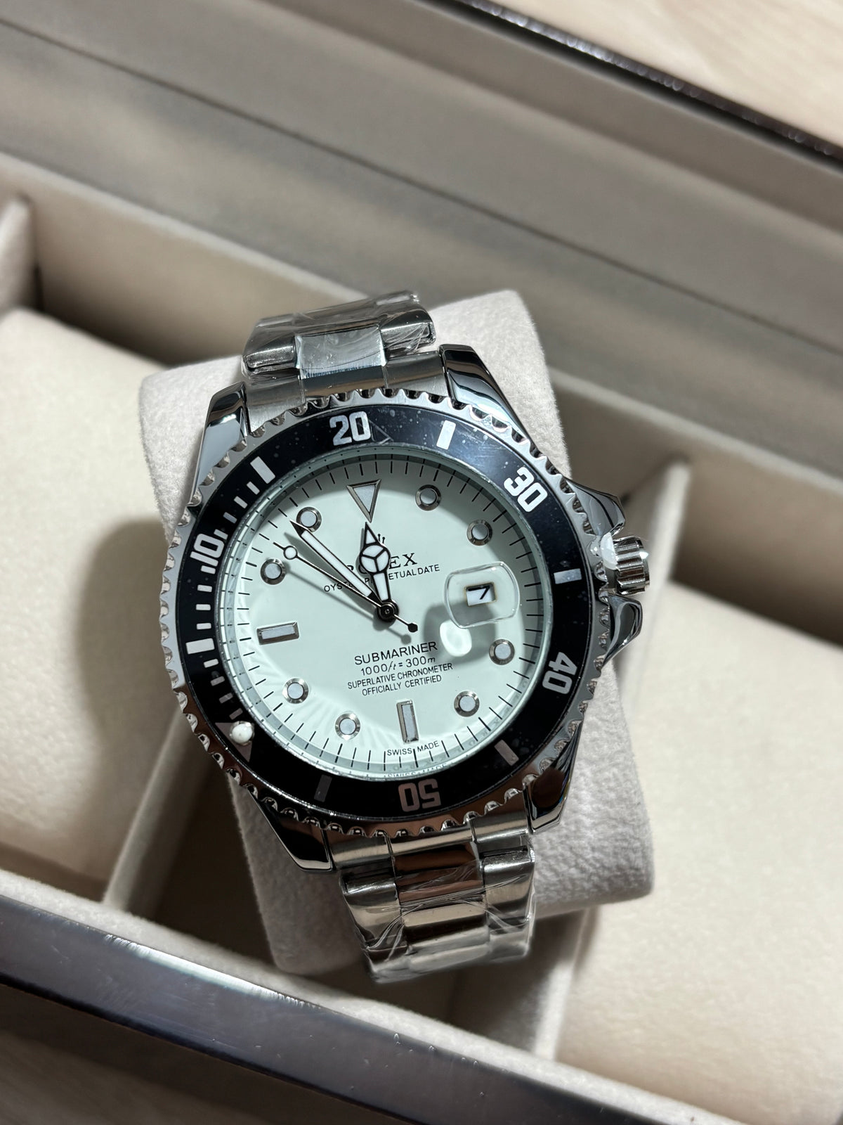 RX SUBM plateado bisel negro fondo blanco