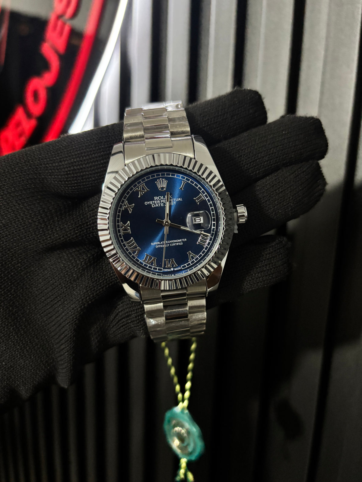 Rx roman plateado fondo azul oscuro
