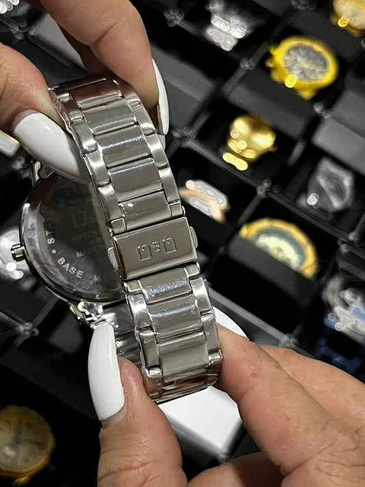 Q&Q ACERO/PLATEADO TABLERO/NEGRO BISEL/PLATEADO