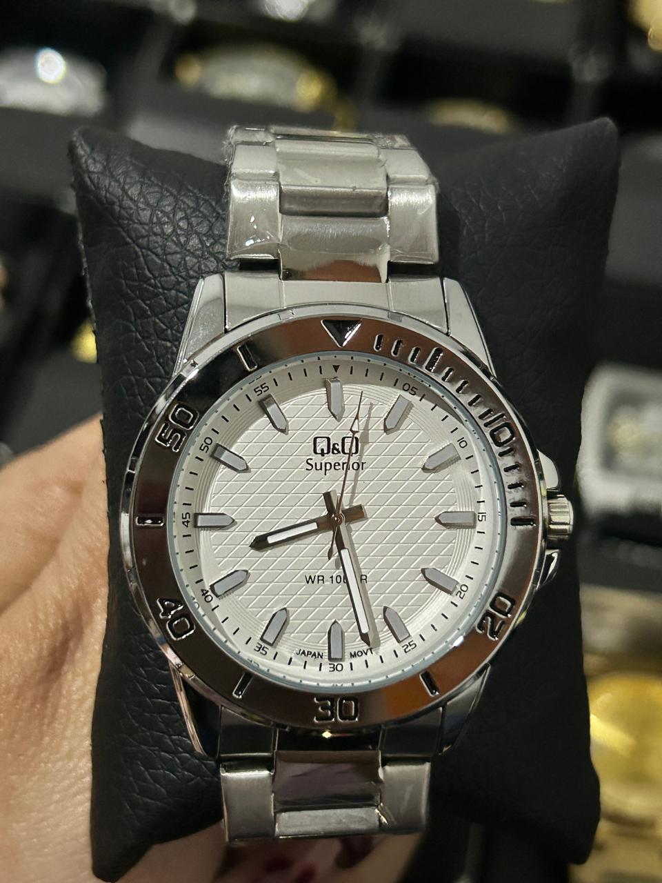 Q&Q ACERO/PLATEADO TABLERO/BLANCO BISEL/PLATEADO Y NEGRO