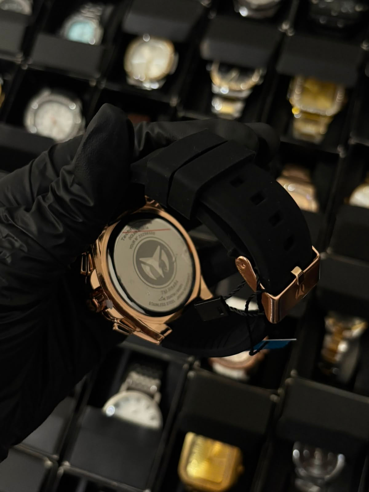 Tech M MNT pulso negro fondo oro rosa