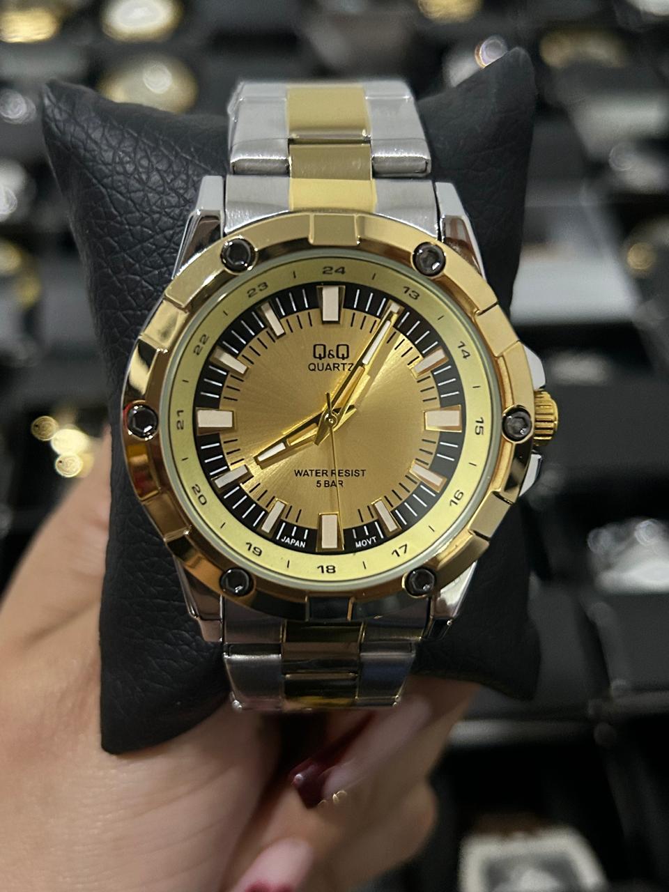 Q&Q ACERO/BICOLOR TABLERO/NEGRO Y DORADO BISEL/DORADO