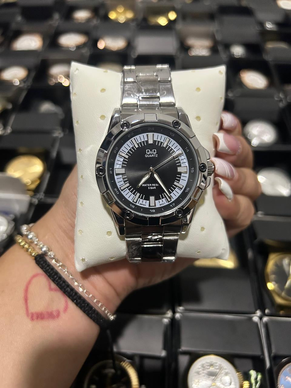 Q&Q ACERO/PLATEADO TABLERO/BLANCO Y NEGRO BISEL/PLATEADO