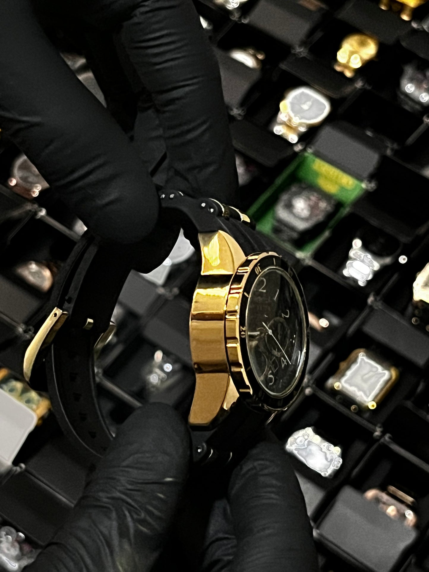 INVIC  GOMA/NEGRO TABLERO/NEGRO BISEL/DORADO