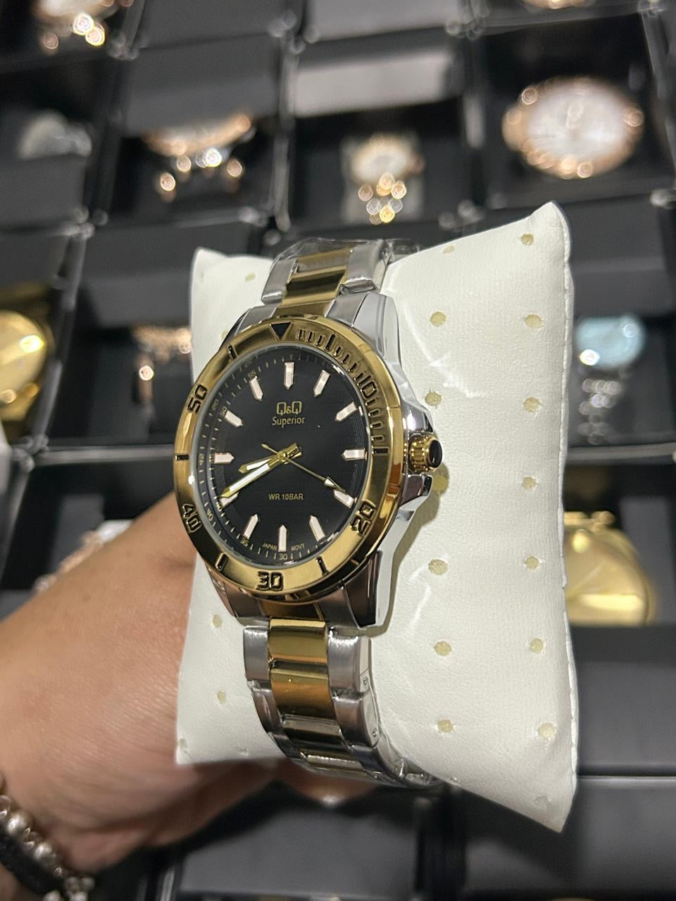 Q&Q ACERO/BICOLOR TABLERO/NEGRO BISEL/DORADO Y NEGRO