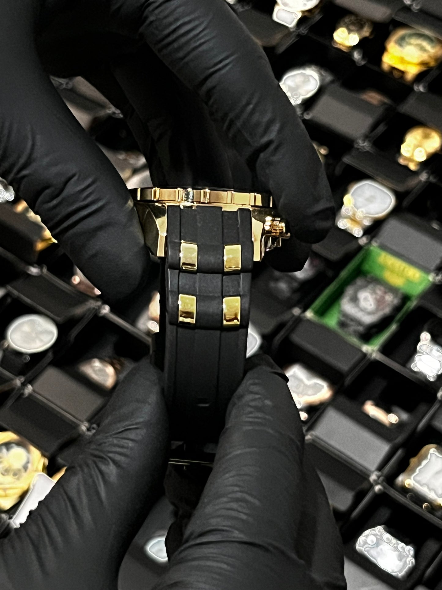 INVIC  GOMA/NEGRO TABLERO/NEGRO BISEL/DORADO