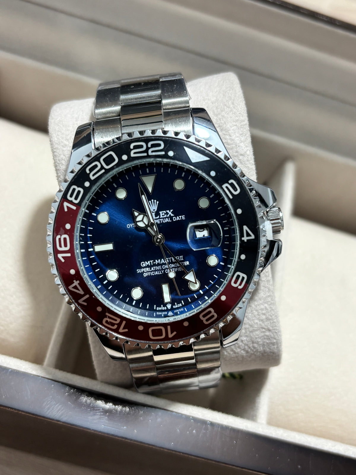 RX GM2 plateado bisel negro rojo fondo azul oscuro