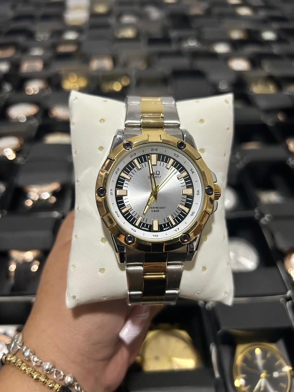 Q&Q ACERO/BICOLOR TABLERO/NEGRO Y PLATEADO BISEL/DORADO