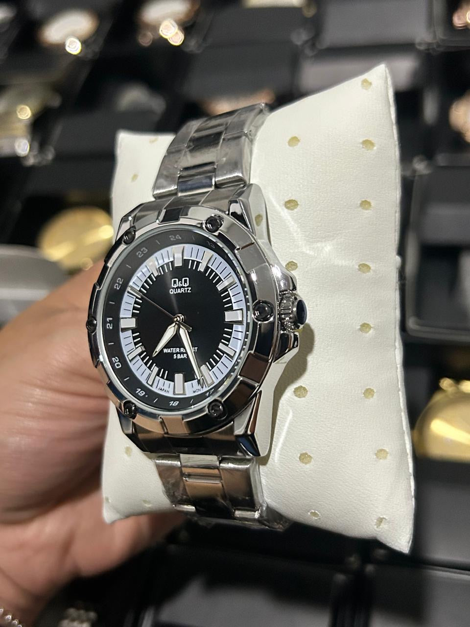 Q&Q ACERO/PLATEADO TABLERO/BLANCO Y NEGRO BISEL/PLATEADO