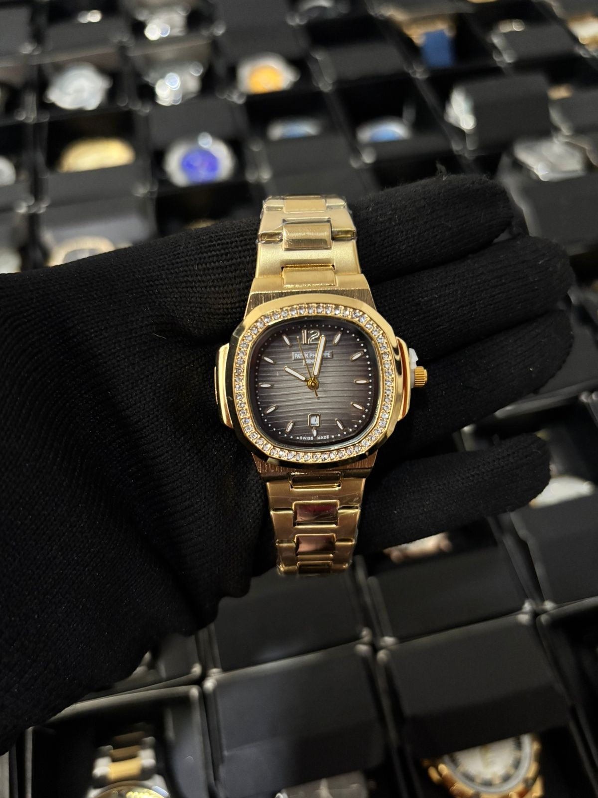 Ptk metal dama bisel cubano dorado fondo gris