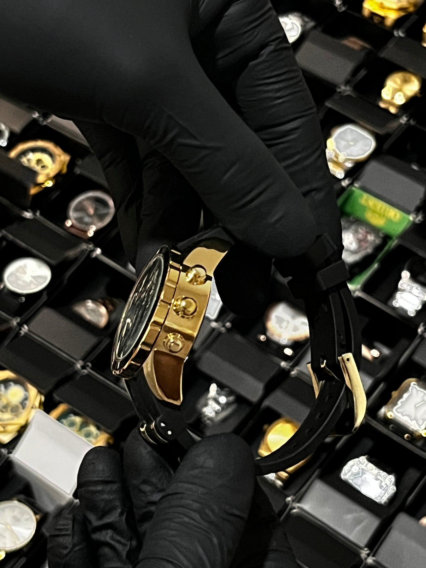 INVIC  GOMA/NEGRO TABLERO/NEGRO BISEL/DORADO