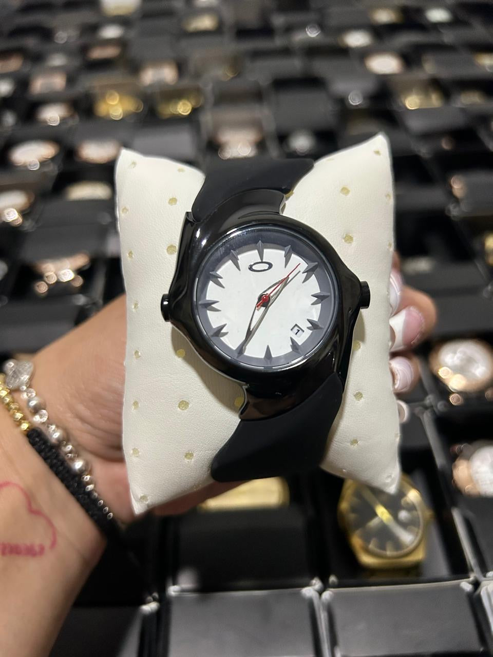 OAK GOMA/NEGRO TABLERO PLATEADO BISEL NEGRO