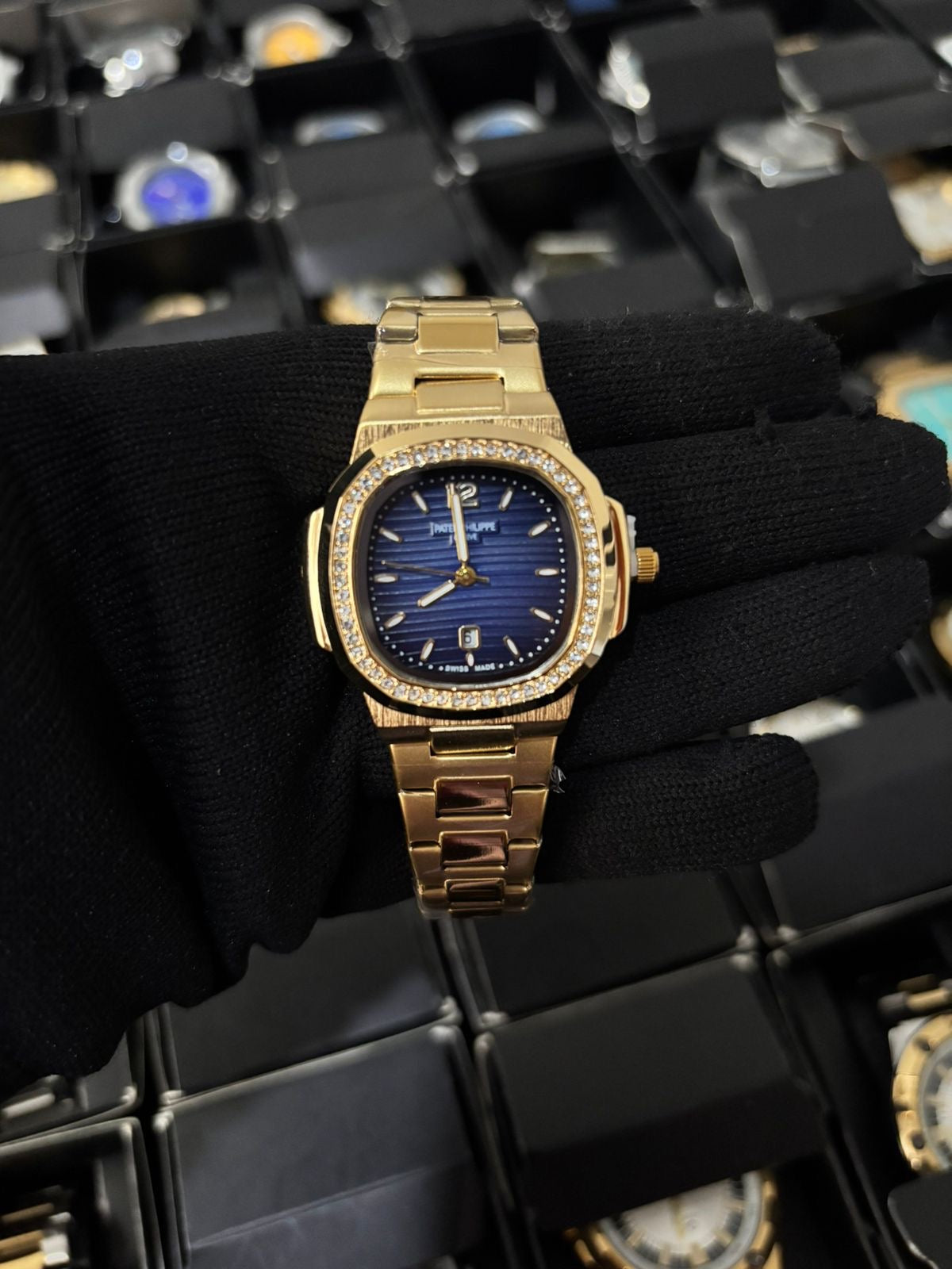 Ptk metal dama bisel cubano dorado fondo azul oscuro