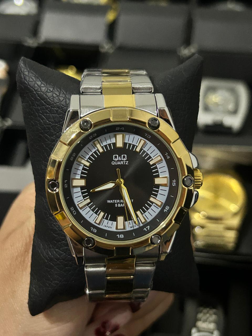 Q&Q ACERO/BICOLOR TABLERO/NEGRO Y BLANCO BISEL/DORADO