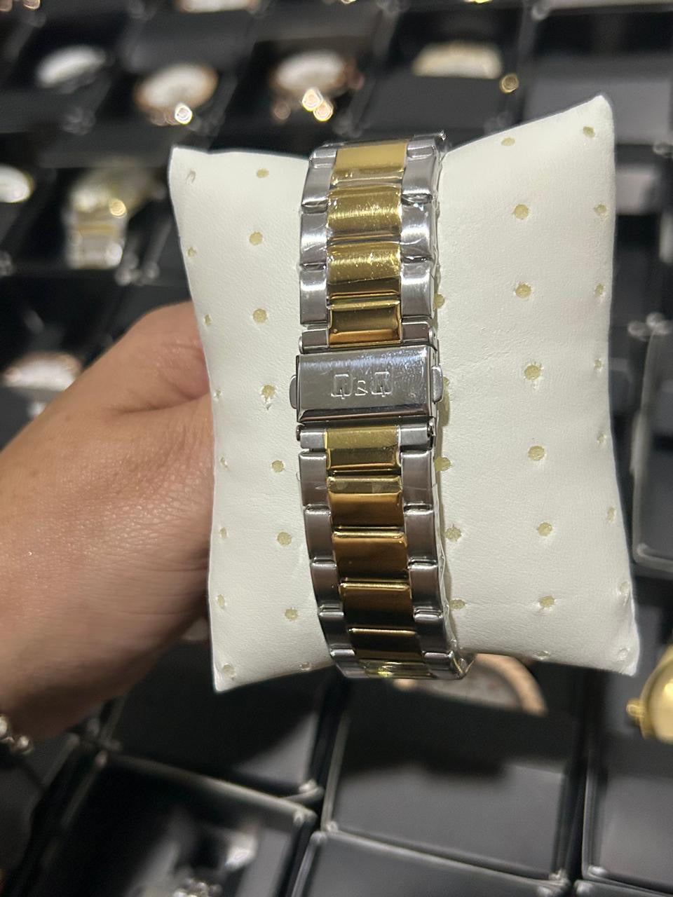 Q&Q ACERO/BICOLOR TABLERO/NEGRO BISEL/DORADO Y NEGRO