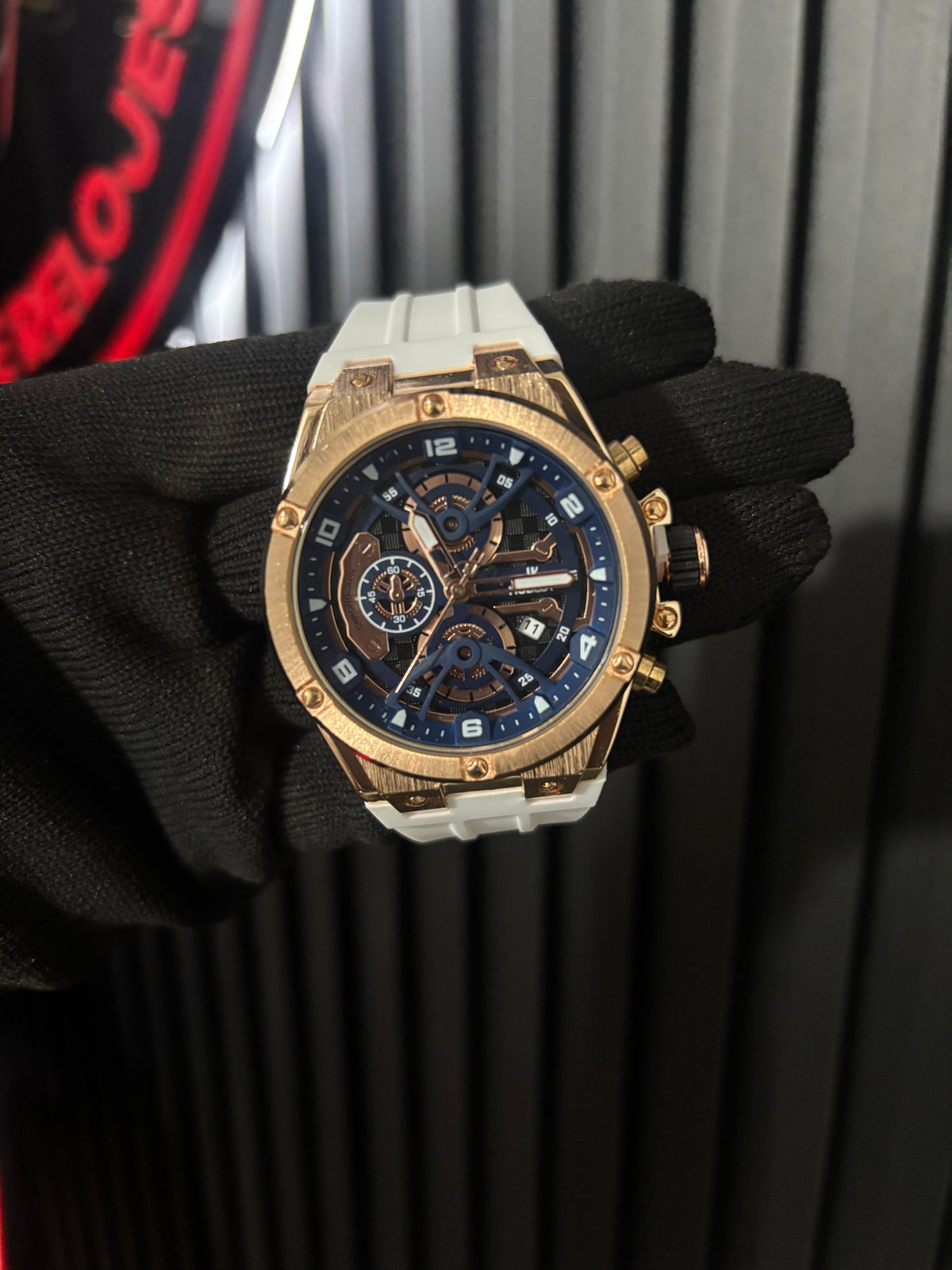 Hblt New pulso blanco fondo azul oscuro caja oro rosa