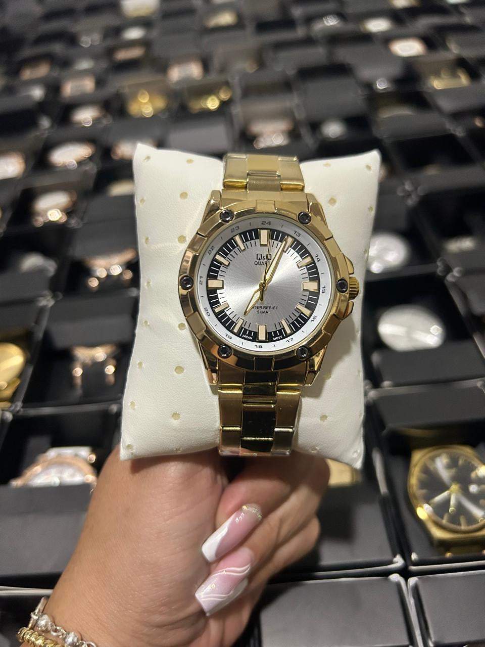 Q&Q ACERO/DORADO TABLERO/NEGRO Y PLATEADO BISEL/DORADO