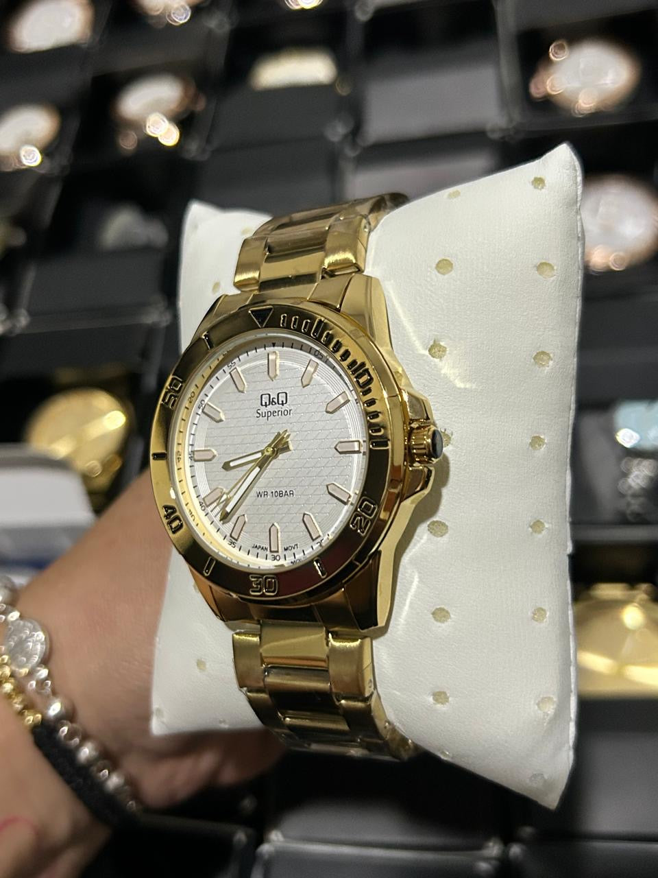 Q&Q ACERO/DORADO TABLERO/BLANCO BISEL/DORADO Y NEGRO