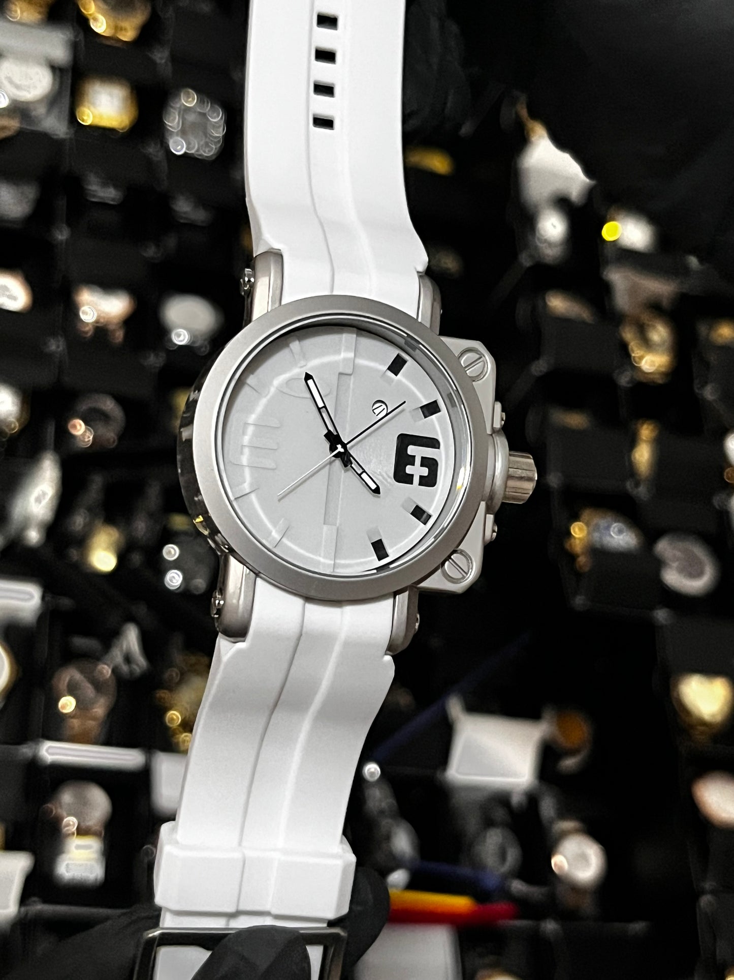 OAK GOMA/BLANCO TABLERO/BLANCO/# BISEL/PLATEADO