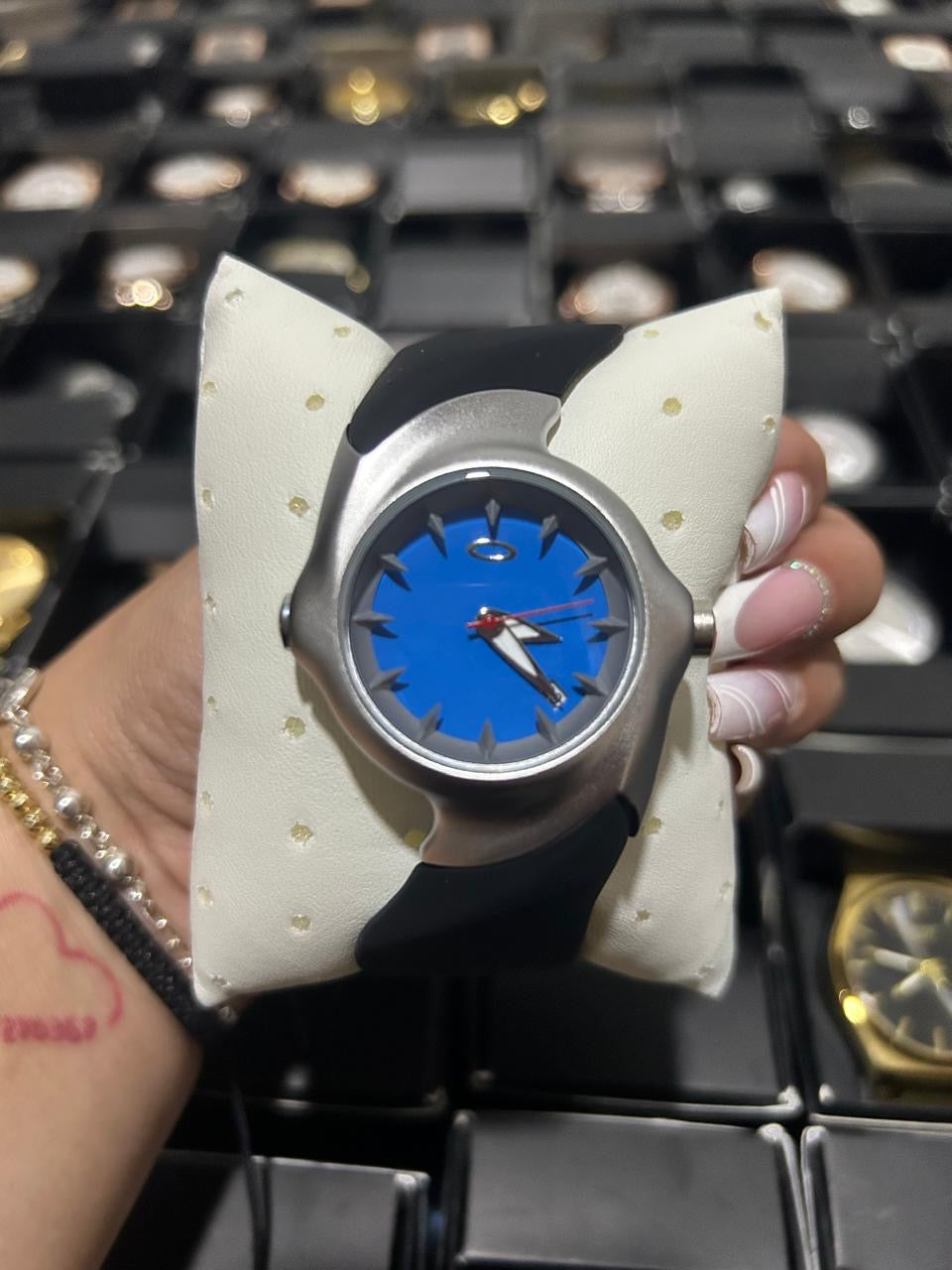 OAK GOMA/NEGRO TABLERO AZUL BISEL PLATEADO