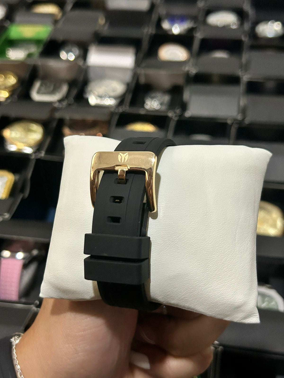 TECH. M DAMA GOMA NEGRO TABLERO DORADO BISEL DORADO/CUBANO