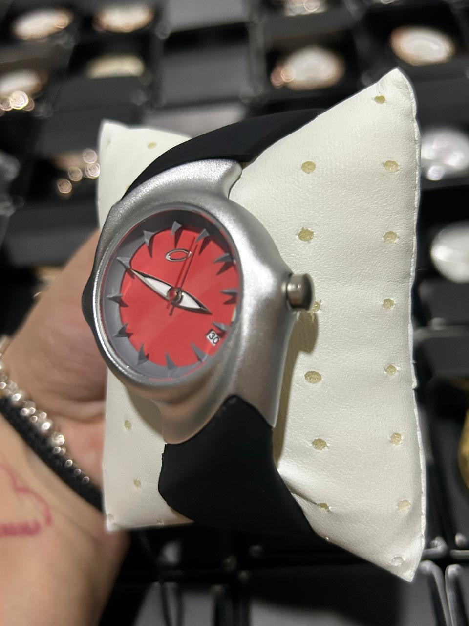 OAK GOMA/NEGRO TABLERO ROJO BISEL PLATEADO