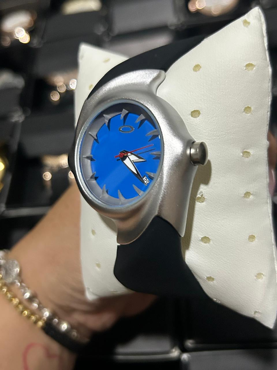 OAK GOMA/NEGRO TABLERO AZUL BISEL PLATEADO