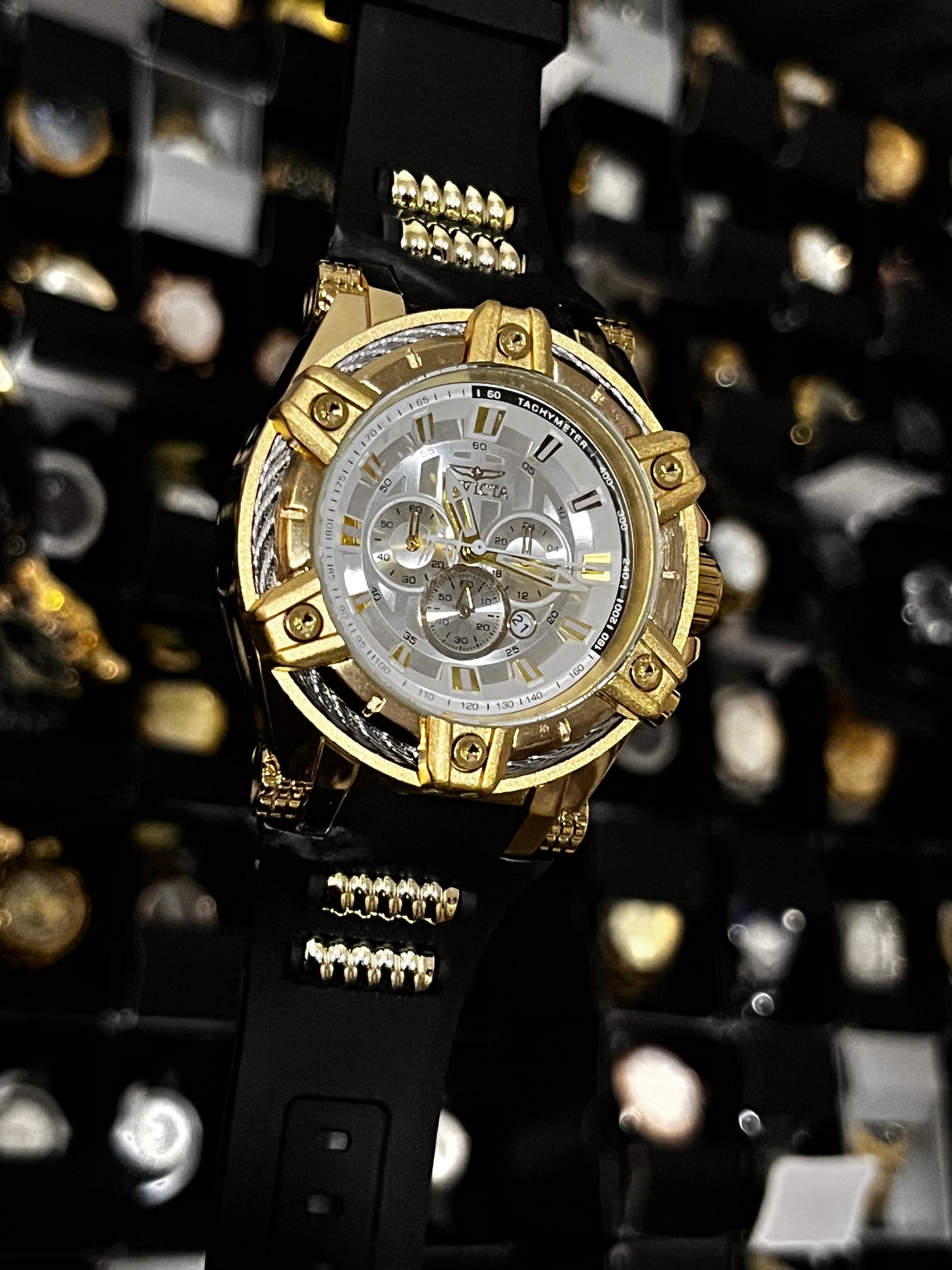 INVIC BOL / PULSO GOMA NEGRO / BISEL DORADO / TABLERO BLANCO