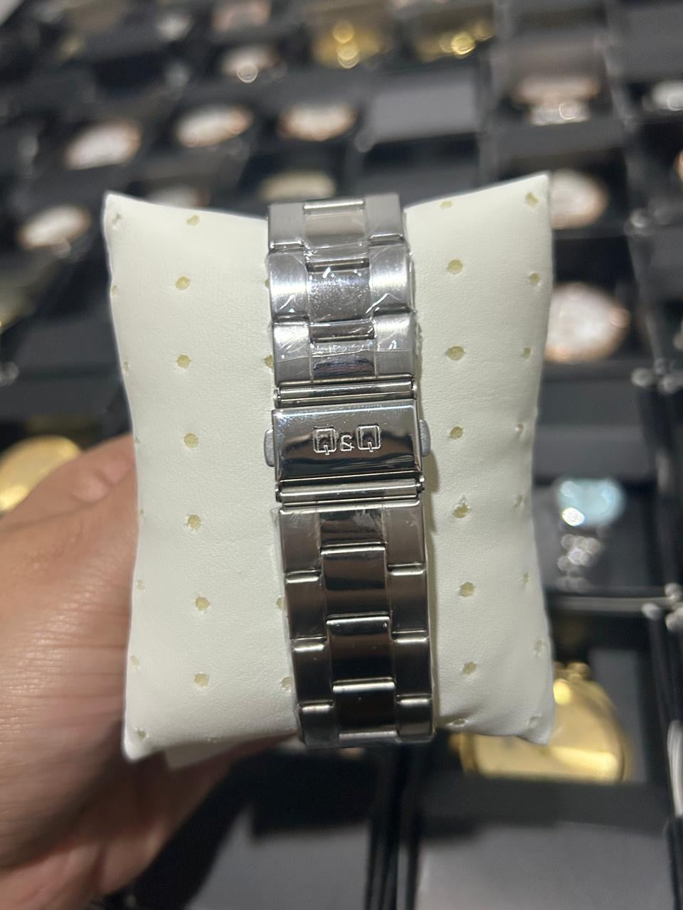 Q&Q ACERO/PLATEADO TABLERO/BLANCO Y NEGRO BISEL/PLATEADO