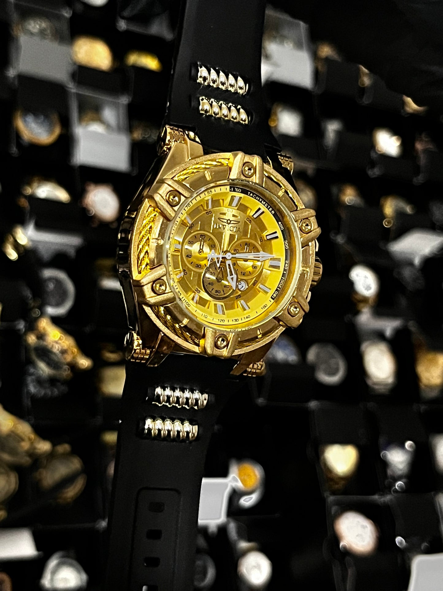 INVIC BOL / PULSO GOMA NEGRO / BISEL DORADO / TABLERO DORADO