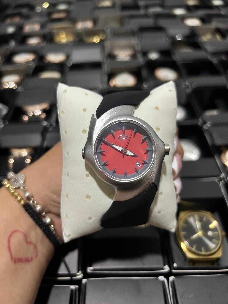 OAK GOMA/NEGRO TABLERO ROJO BISEL PLATEADO