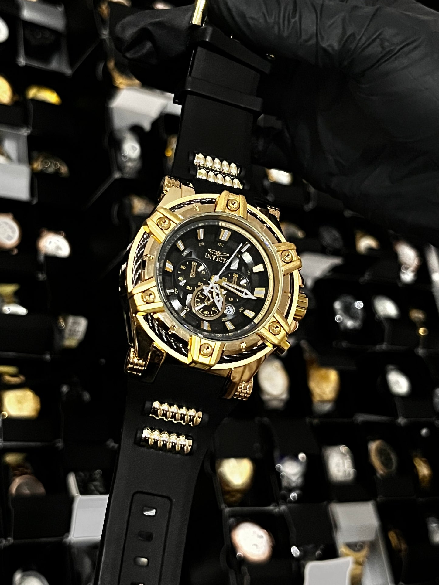 INVIC BOL / PULSO GOMA NEGRO / BISEL DORADO / TABLERO NEGRO