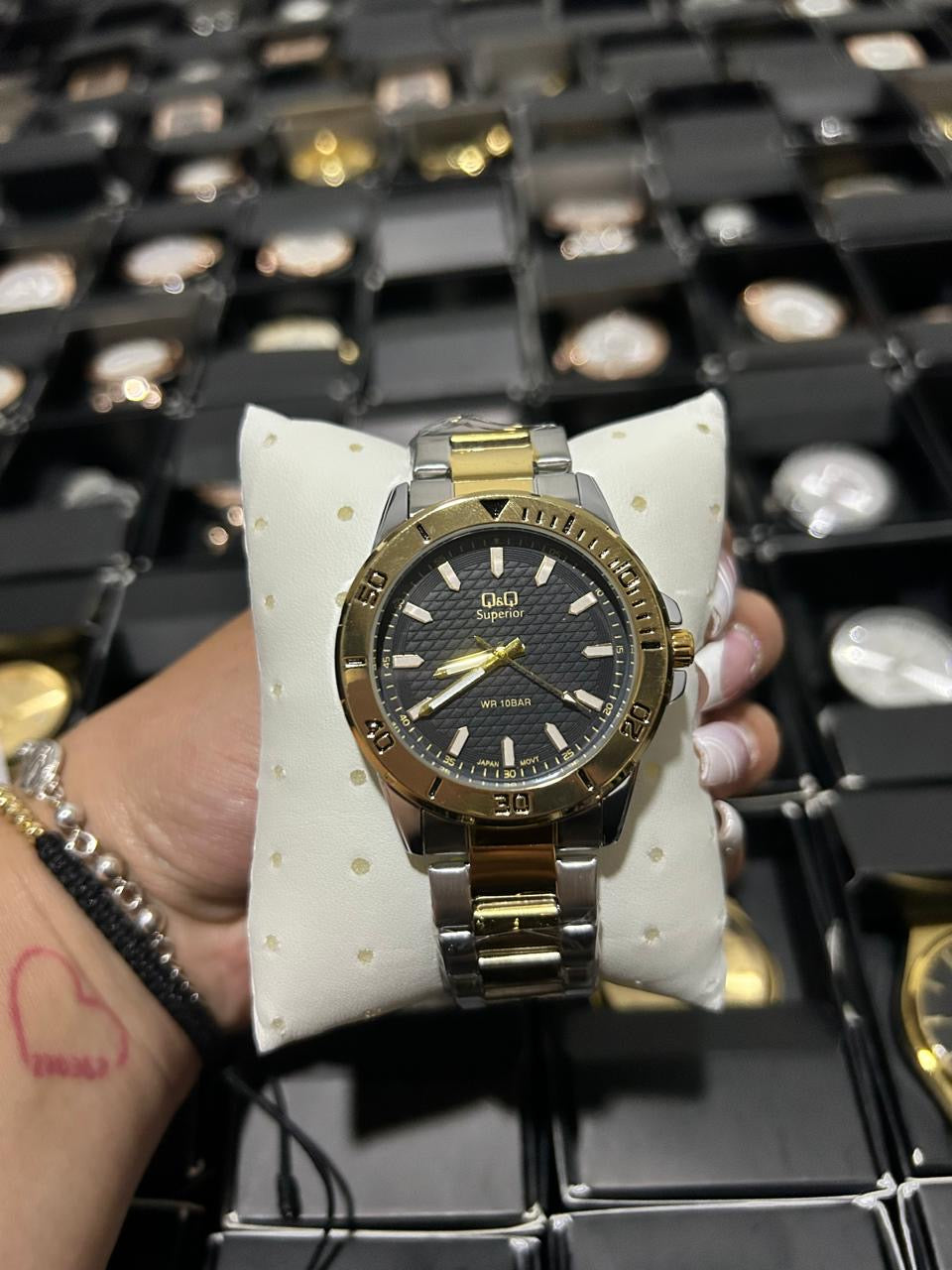 Q&Q ACERO/BICOLOR TABLERO/NEGRO BISEL/DORADO Y NEGRO