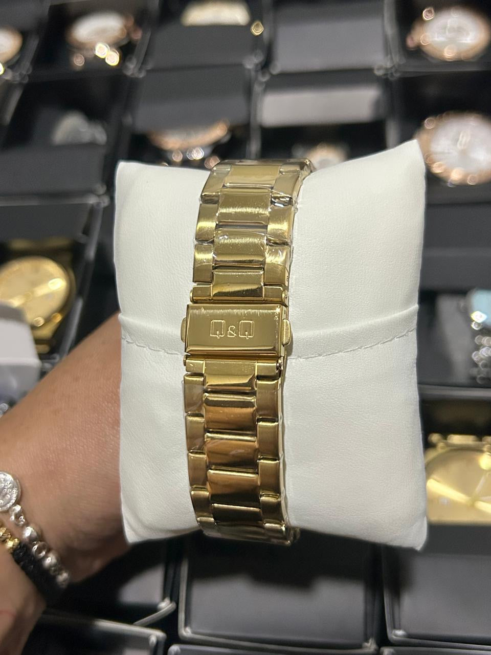 Q&Q ACERO/DORADO TABLERO/BLANCO BISEL/DORADO Y NEGRO