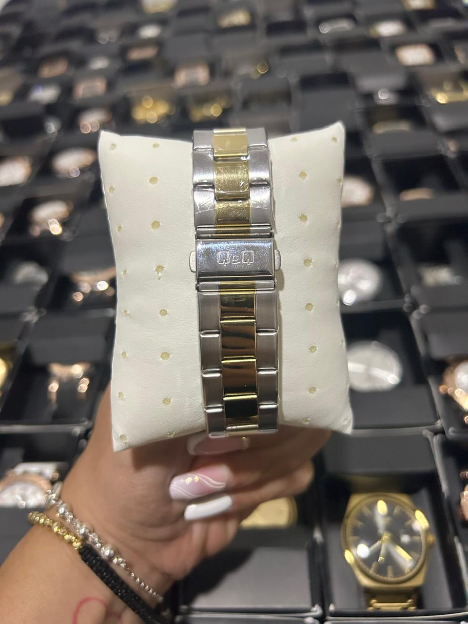 Q&Q ACERO/BICOLOR TABLERO/NEGRO Y PLATEADO BISEL/DORADO