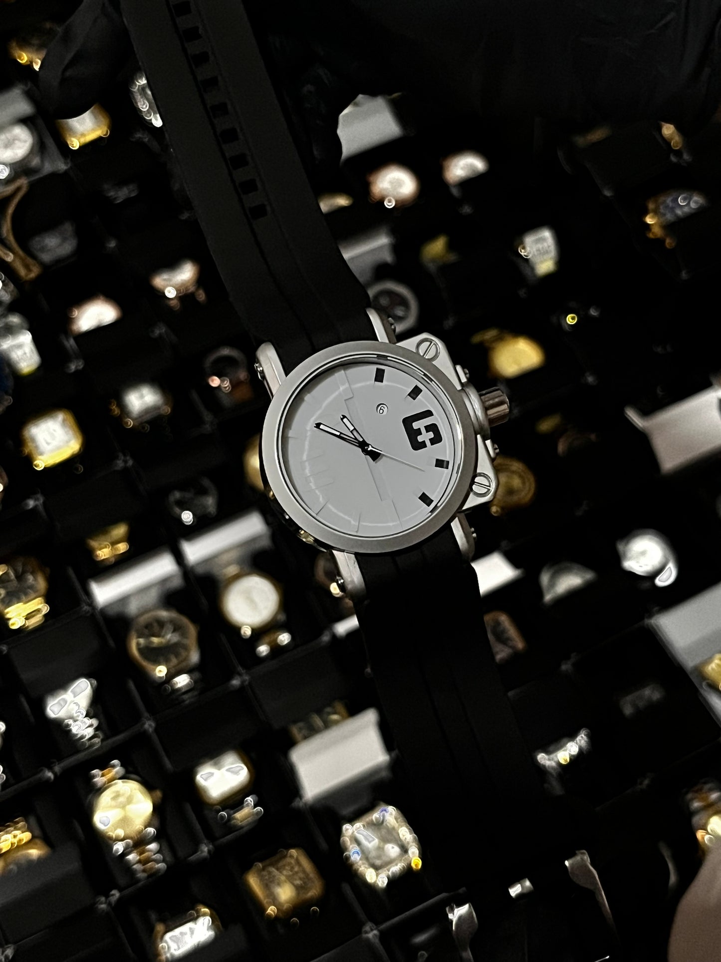 OAK GOMA/NEGRO TABLERO/NEGRO/BLANCO/# BISEL/PLATEADO