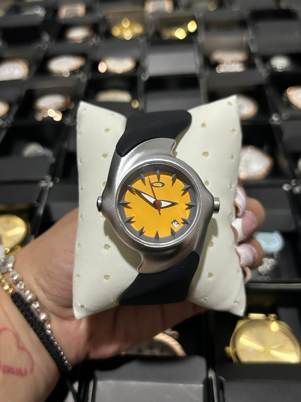 OAK GOMA/NEGRO TABLERO AMARILLO BISEL PLATEADO