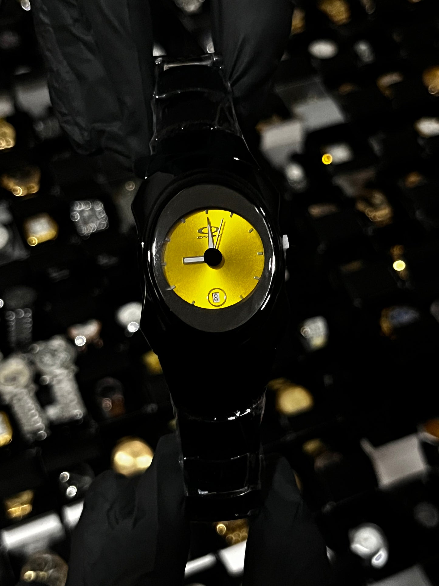 OAK ACERO/NEGRO TABLERO/AMARILLA BISEL/NEGRO CAJA/OVALADA