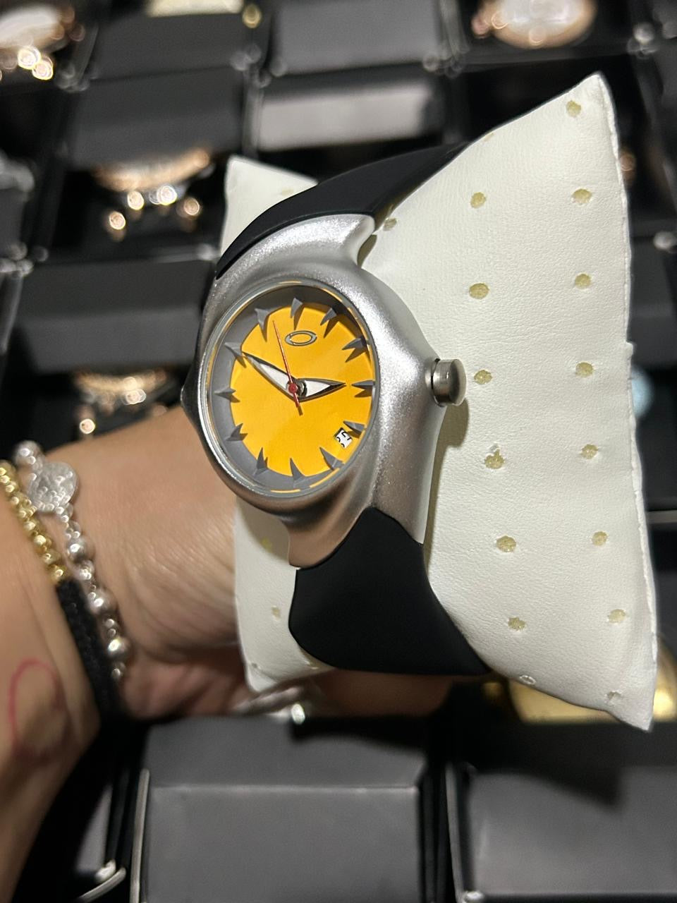 OAK GOMA/NEGRO TABLERO AMARILLO BISEL PLATEADO