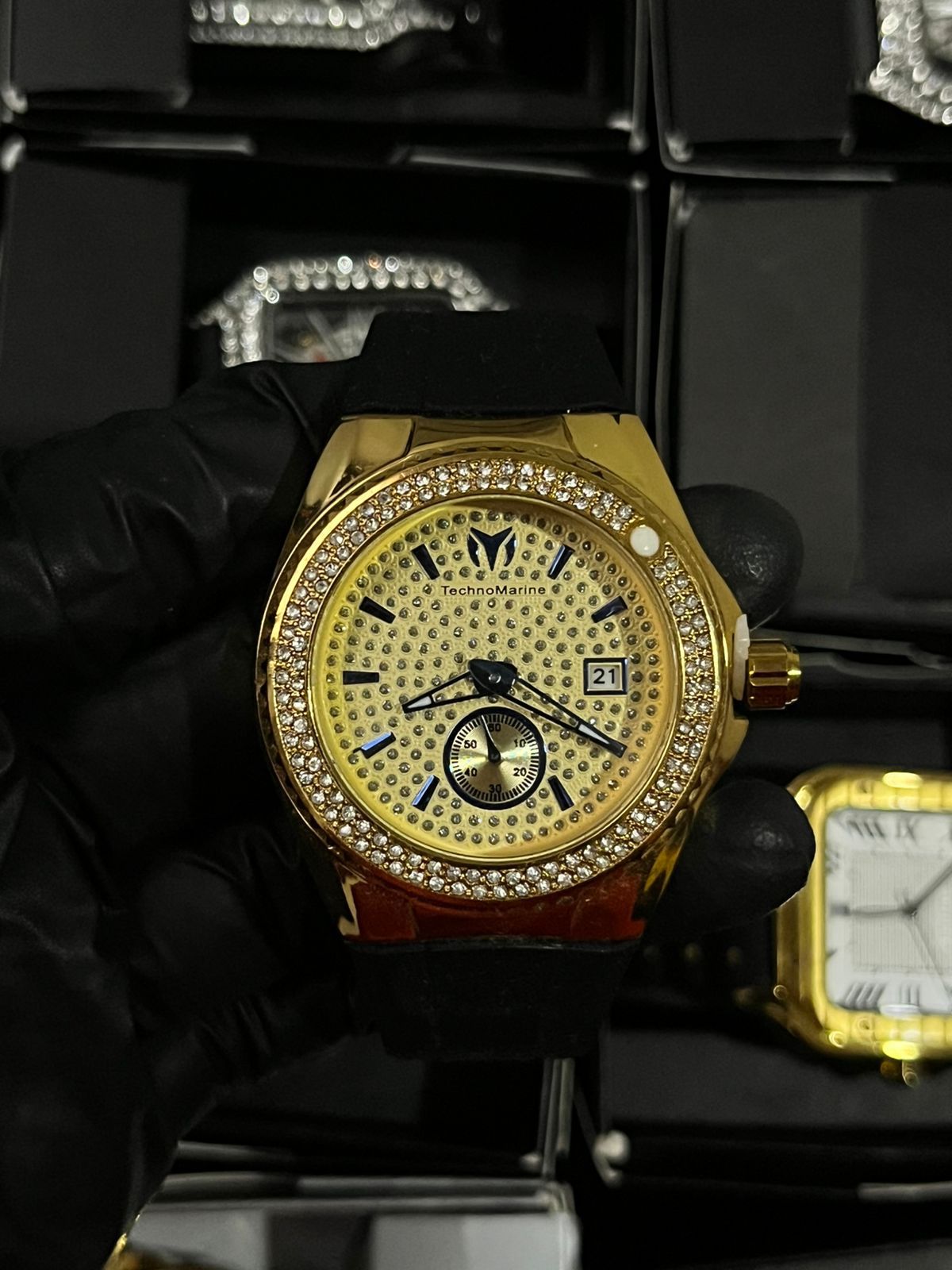 Tech M dama pulso negro caja y fondo dorado bisel cubano