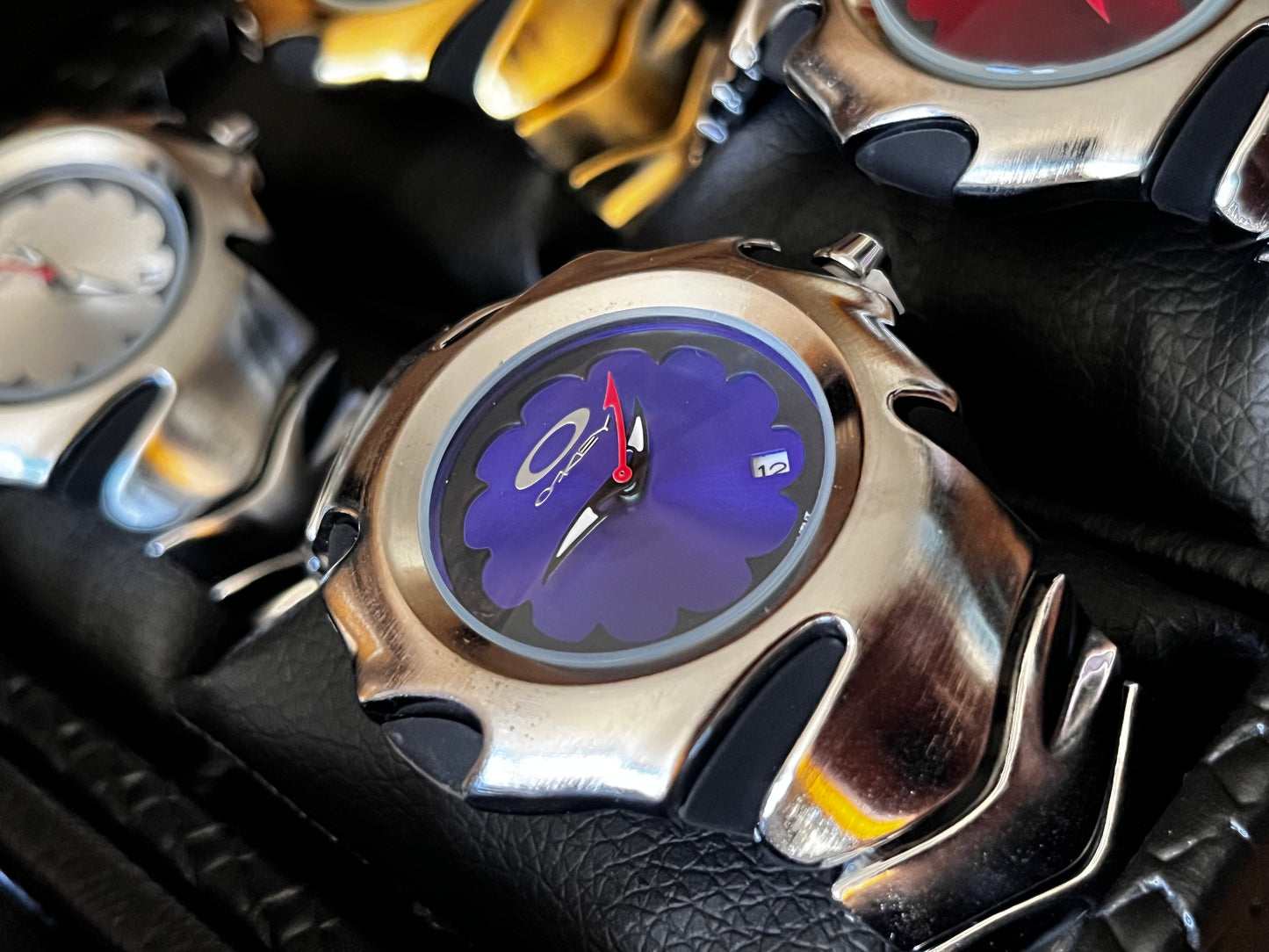 OAK ACERO/PLATEADO TABLERO AZUL BISEL PLATEADO/NEGRO