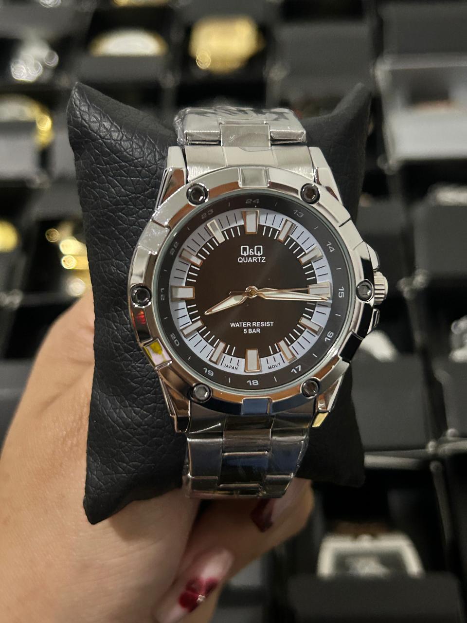 Q&Q ACERO/PLATEADO TABLERO/BLANCO Y NEGRO BISEL/PLATEADO