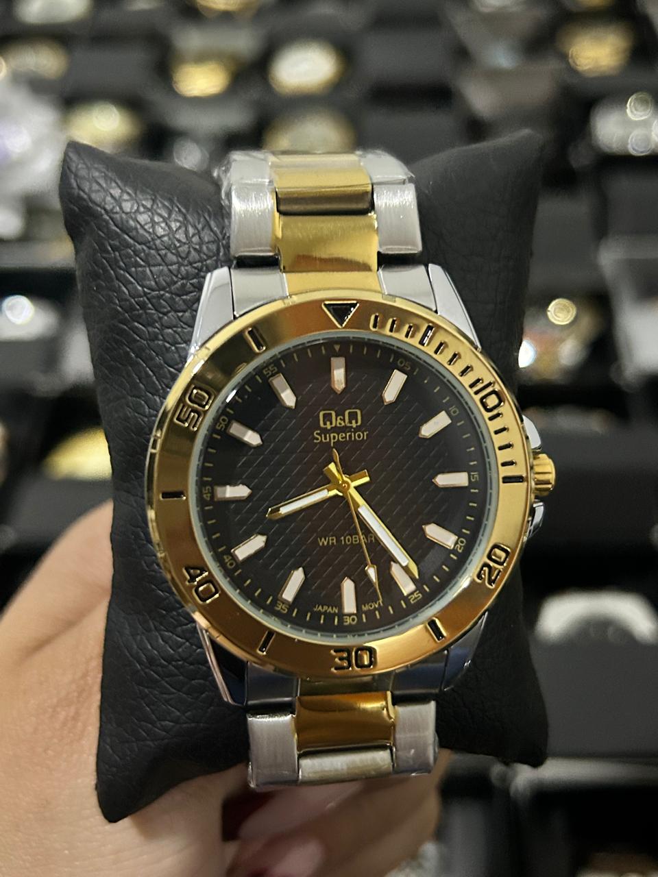 Q&Q ACERO/BICOLOR TABLERO/NEGRO BISEL/DORADO Y NEGRO