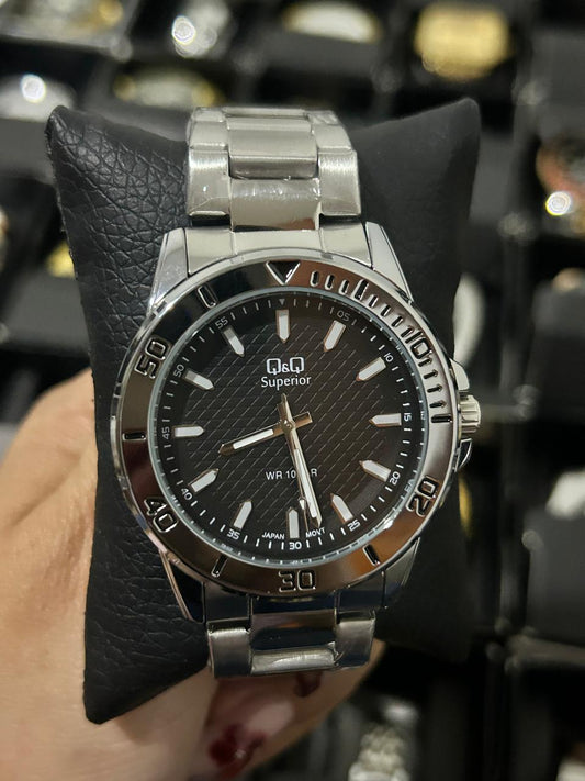 Q&Q ACERO/PLATEADO TABLERO/NEGRO BISEL/PLATEADO Y NEGRO